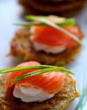 Картофельные оладьи с копченой семгой