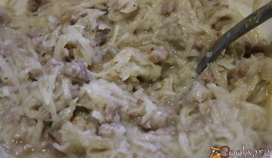 картофельные оладьи с мясным фаршем и жареным луком