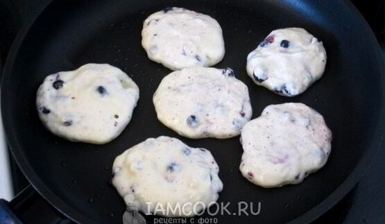 оладьи без яиц с ягодами