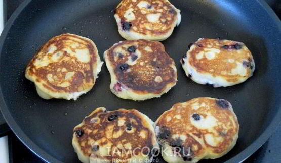 оладьи без яиц с ягодами