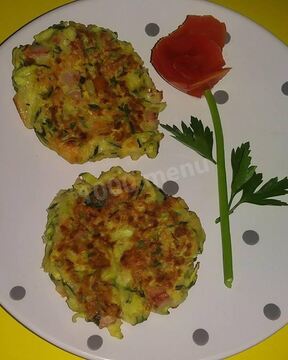 Оладьи из кабачков с сыром и ветчиной