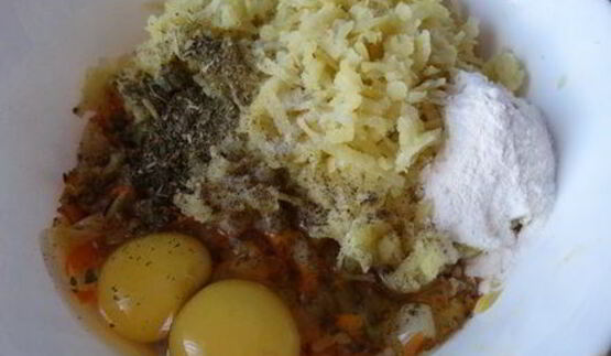 оладьи из пекинской капусты с огуречным соусом