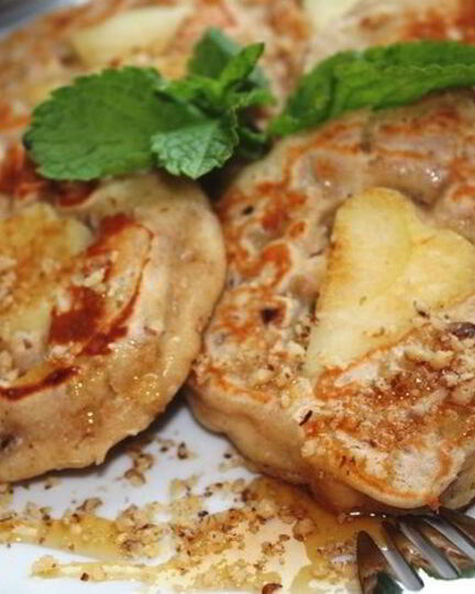 Рецепт оладий с яблоками, финиками и орешками