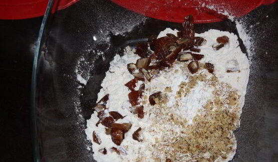 оладьи с яблоками, финиками и орешками