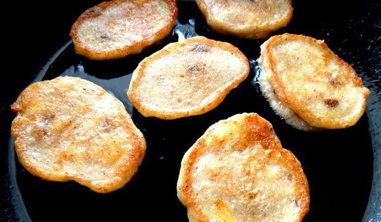 постные оладушки с финиками и бананами