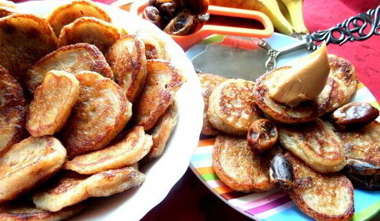 постные оладушки с финиками и бананами