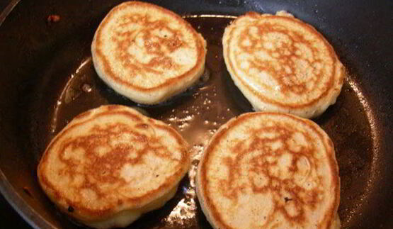 пышные оладьи с вишней