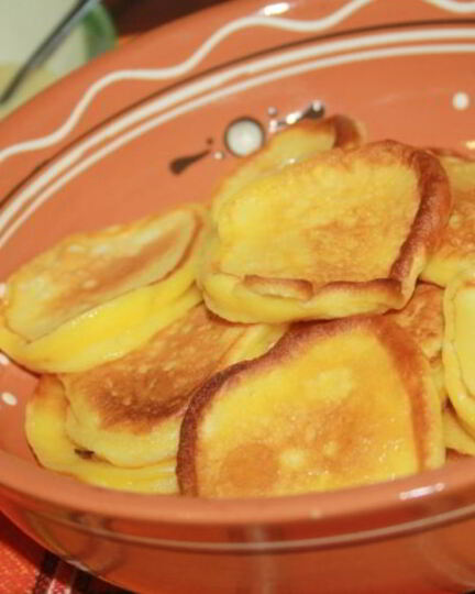 Рецепт солнечных оладий на питьевом йогурте с кусочками фруктов