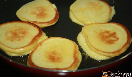 солнечные оладьи на питьевом йогурте с кусочками фруктов