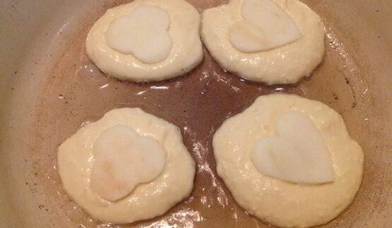 творожные оладьи с яблоками