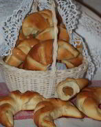 Дрожжевые рогалики со сгущенкой