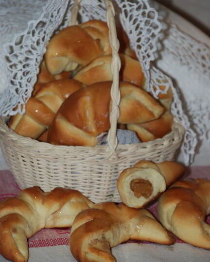 Рецепт дрожжевых рогаликов со сгущенкой