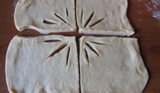 дрожжевые рогалики со сгущенкой