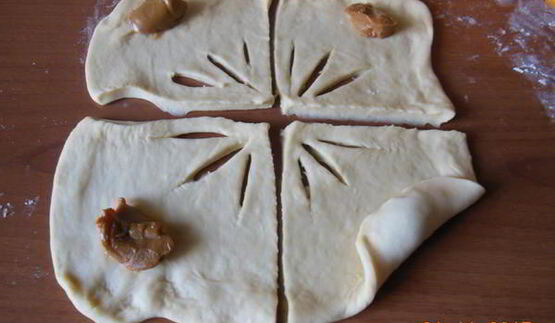 дрожжевые рогалики со сгущенкой