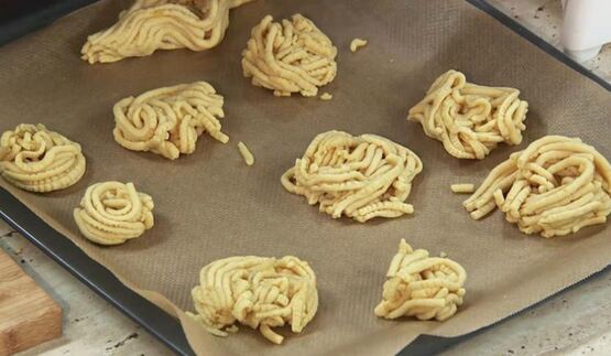 песочное печенье с шоколадным чили соусом