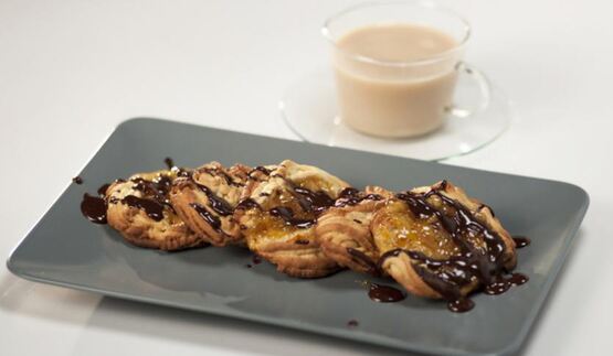 песочное печенье с шоколадным чили соусом