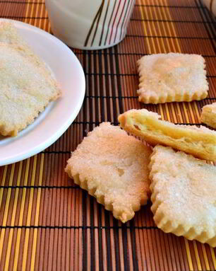 Простое печенье из быстрого слоеного теста на сметане