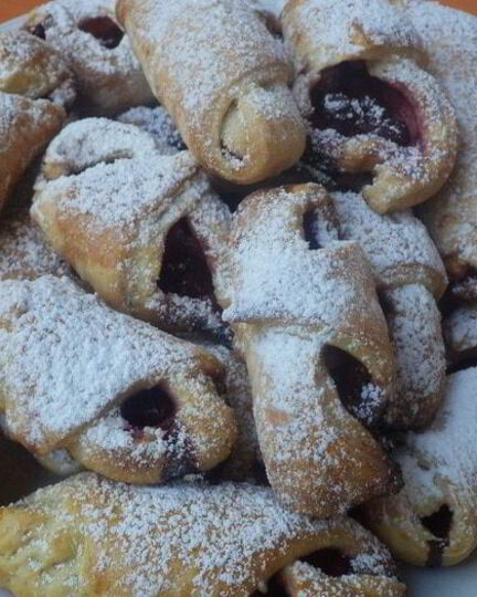 Рецепт рогаликов из слоеного теста с вишней и смородиной