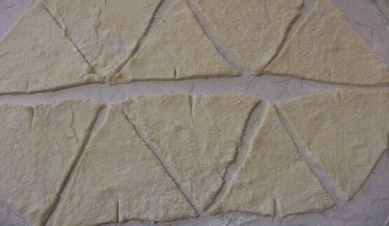 рогалики из слоеного теста с вишней и смородиной