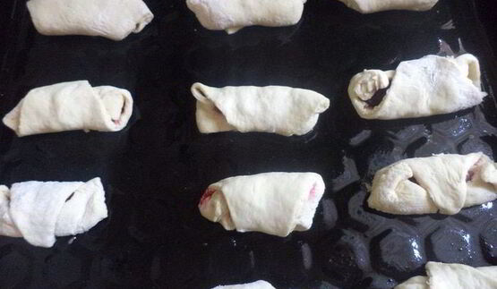 рогалики из слоеного теста с вишней и смородиной