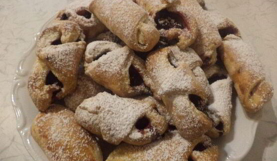 рогалики из слоеного теста с вишней и смородиной