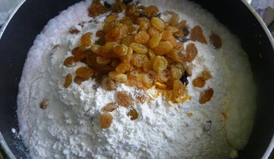 быстрый пирог с изюмом