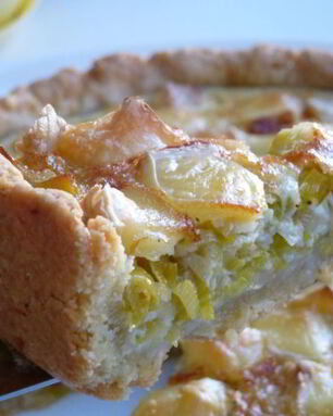 Киш с луком-пореем и сыром Камамбер