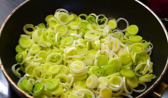 киш с луком-пореем и сыром камамбер