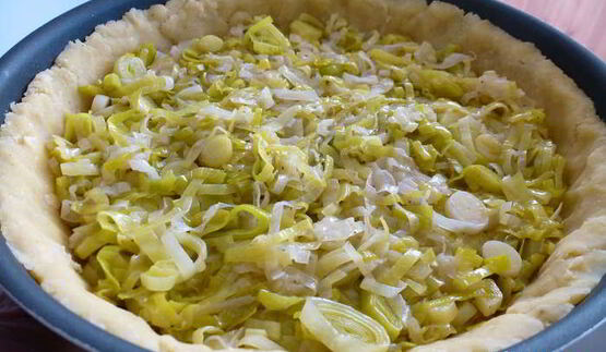 киш с луком-пореем и сыром камамбер