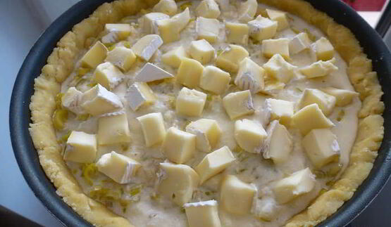 киш с луком-пореем и сыром камамбер