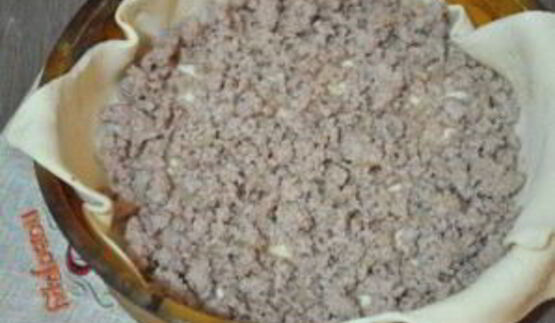 пирог мясной из слоеного теста