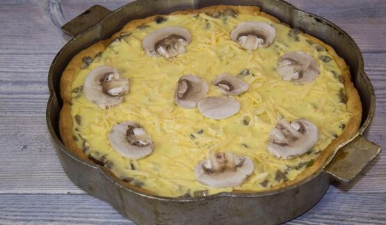 пирог с грибами и сыром