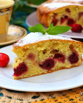 Пирог с вишней и клубникой