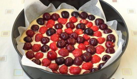 пирог с вишней и клубникой