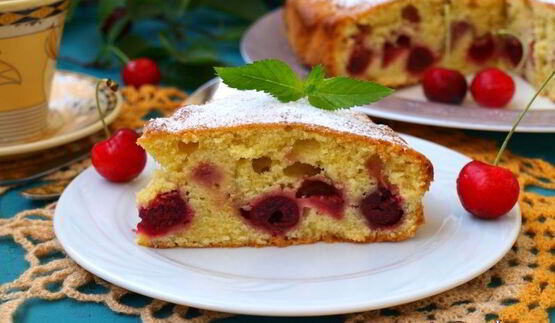 пирог с вишней и клубникой