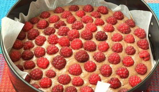 шоколадный пирог с малиной