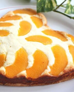 Творожный пирог с персиками