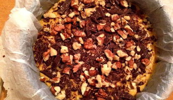 тыквенный пирог с орехами, шоколадом и соленой карамелью