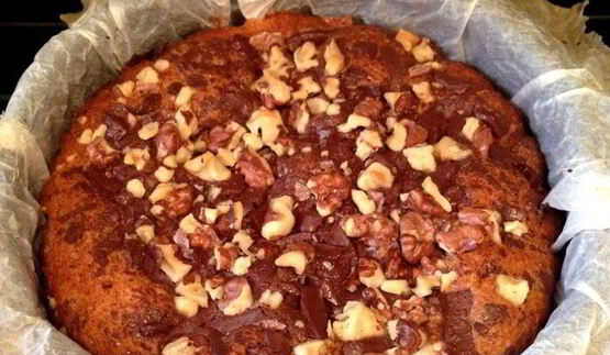 тыквенный пирог с орехами, шоколадом и соленой карамелью