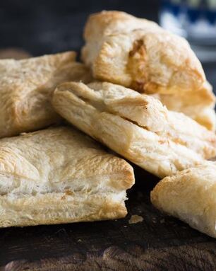 Быстрые пирожки с цыпленком и помидорами