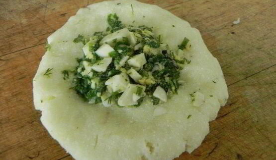 картофельно-творожные пирожки с зеленью и яйцом