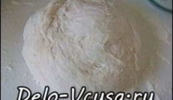 пирожки из дрожжевого теста с яйцом, луком и рисом