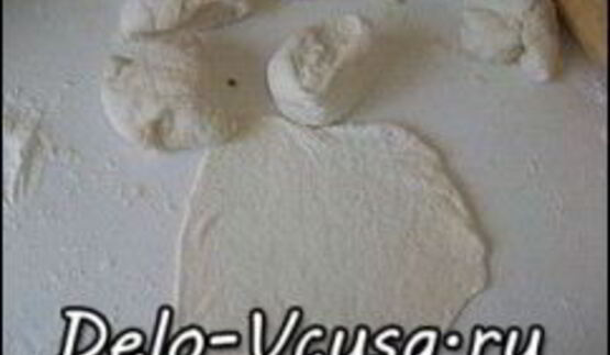 пирожки из дрожжевого теста с яйцом, луком и рисом