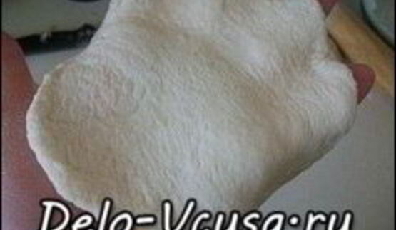 пирожки из дрожжевого теста с яйцом, луком и рисом