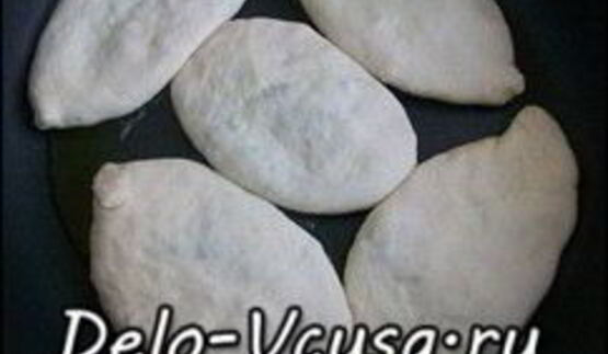 пирожки из дрожжевого теста с яйцом, луком и рисом