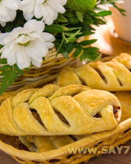Рецепт пирожков из слоеного теста с капустой, беконом и фаршем