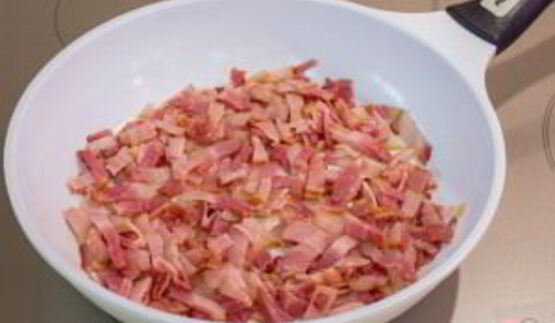 пирожки из слоеного теста с капустой, беконом и фаршем