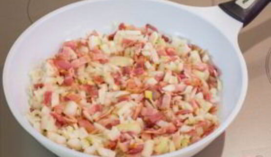 пирожки из слоеного теста с капустой, беконом и фаршем