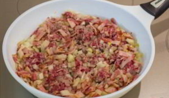 пирожки из слоеного теста с капустой, беконом и фаршем