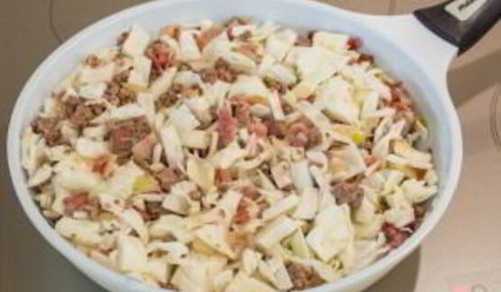 пирожки из слоеного теста с капустой, беконом и фаршем